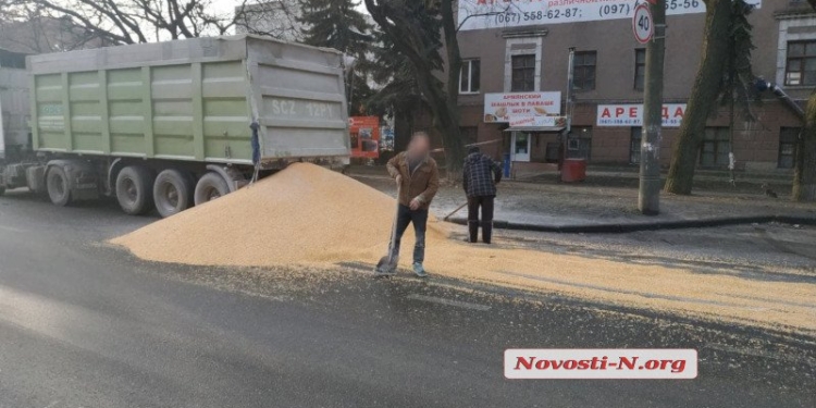 Водитель грузовика рассыпал более 10 тон кукурузы в Николаеве