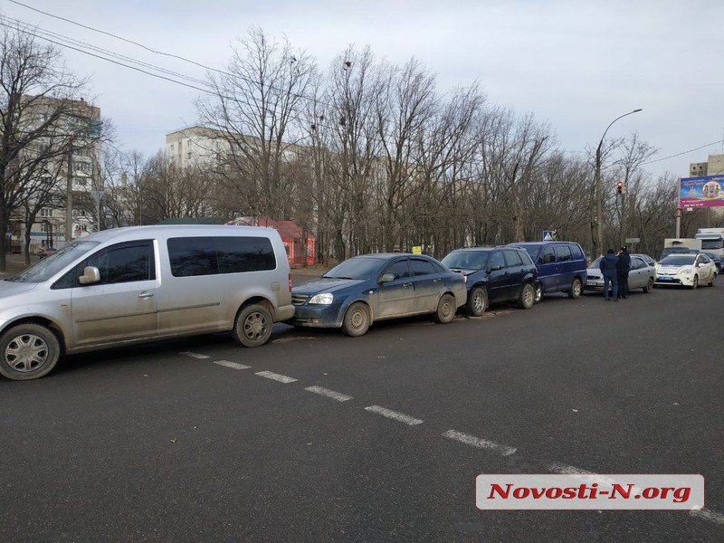 На Богоявленском проспекте столкнулись сразу 8 автомобилей. Образовалась огромная пробка 2