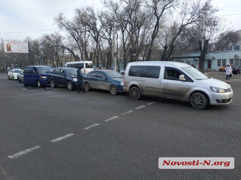 На Богоявленском проспекте столкнулись сразу 8 автомобилей. Образовалась огромная пробка 8