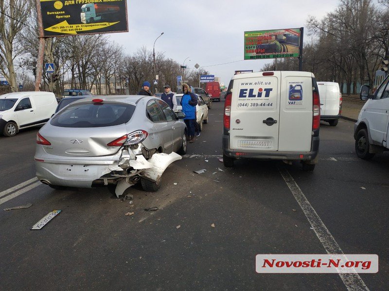 На Богоявленском проспекте столкнулись сразу 8 автомобилей. Образовалась огромная пробка 12