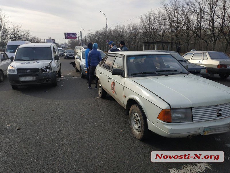 На Богоявленском проспекте столкнулись сразу 8 автомобилей. Образовалась огромная пробка 16