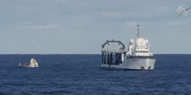 Космический корабль Crew Dragon приводнился в Атлантическом океане