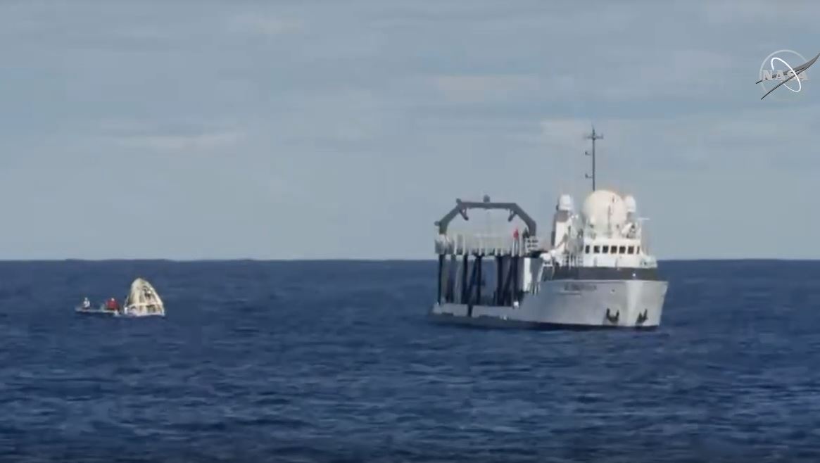 Космический корабль Crew Dragon приводнился в Атлантическом океане