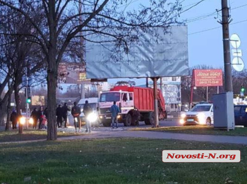 В Николаеве водитель маршрутки, пролетев на красный цвет светофора, врезался в мусоровоз. Пострадало семь человек 3