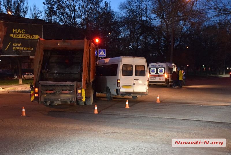 В Николаеве водитель маршрутки, пролетев на красный цвет светофора, врезался в мусоровоз. Пострадало семь человек 9