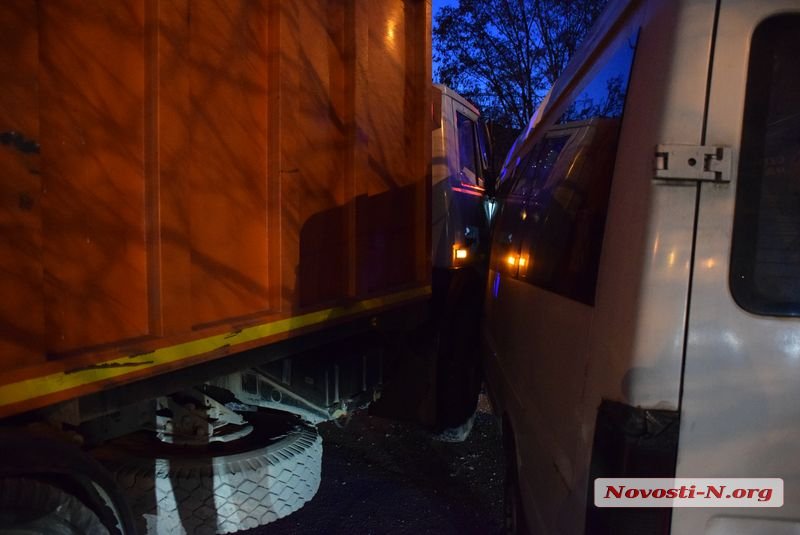 В Николаеве водитель маршрутки, пролетев на красный цвет светофора, врезался в мусоровоз. Пострадало семь человек 13