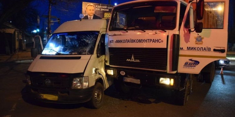 В Николаеве водитель маршрутки, пролетев на красный цвет светофора, врезался в мусоровоз. Пострадало семь человек