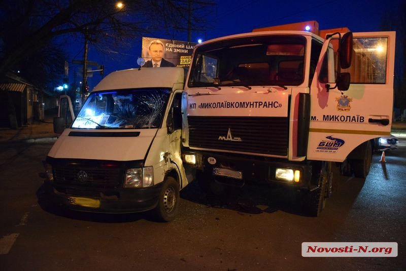В Николаеве водитель маршрутки, пролетев на красный цвет светофора, врезался в мусоровоз. Пострадало семь человек 15