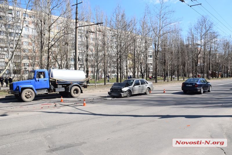 В Николаеве столкнулись Volvo и ВАЗ, пострадал ребенок 4