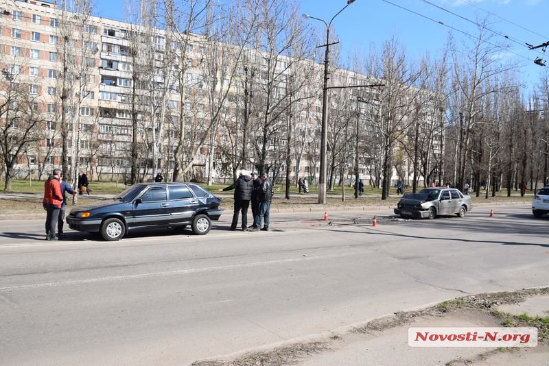 В Николаеве столкнулись Volvo и ВАЗ, пострадал ребенок 10