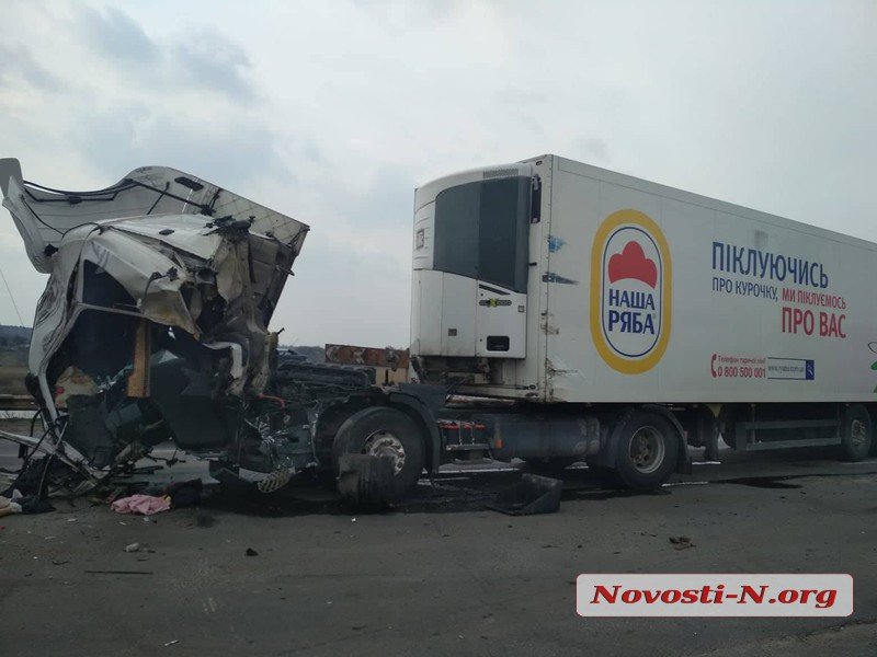 Под Николаевом два грузовика врезались друг в друга — пострадал водитель 1