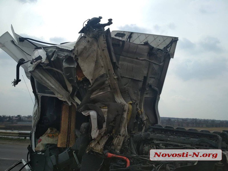 Под Николаевом два грузовика врезались друг в друга — пострадал водитель 5