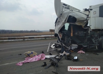 Под Николаевом два грузовика врезались друг в друга — пострадал водитель