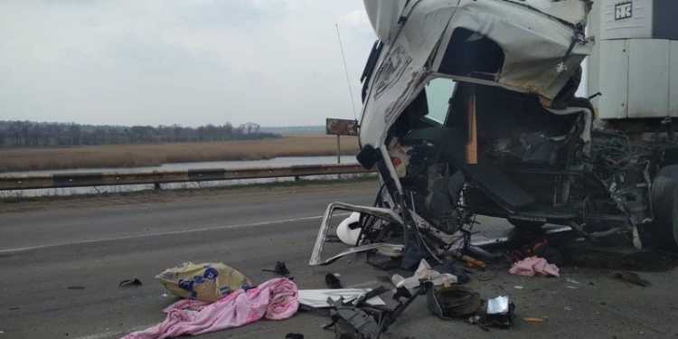 Под Николаевом два грузовика врезались друг в друга — пострадал водитель