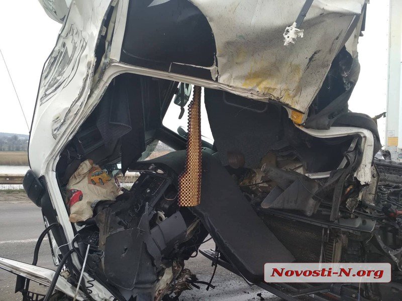 Под Николаевом два грузовика врезались друг в друга — пострадал водитель 9