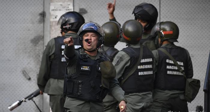 На карнавале в Венесуэле полиция применила слезоточивый газ