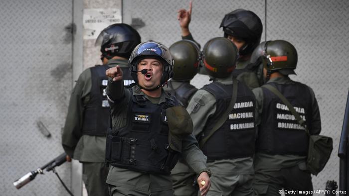 На карнавале в Венесуэле полиция применила слезоточивый газ 1