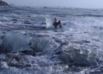 В Исландии женщину унесло в море на ледяной глыбе в форме трона