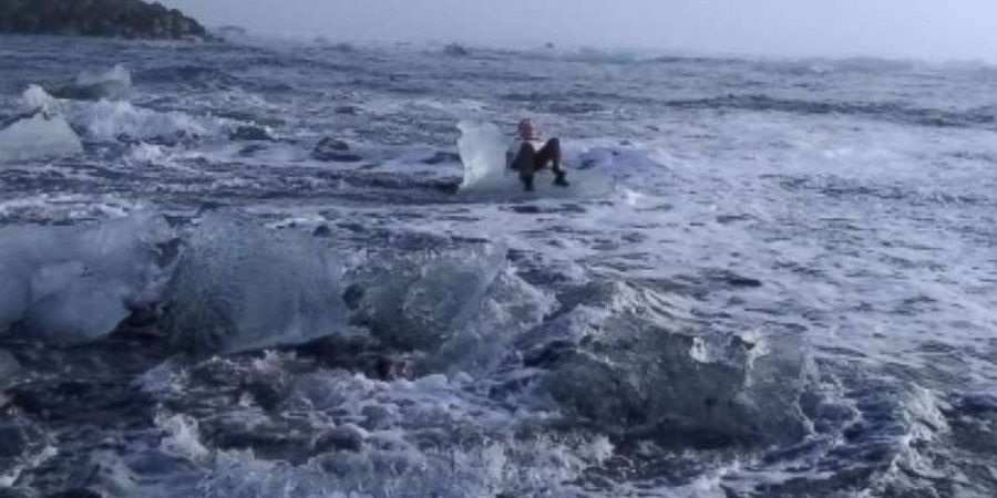 В Исландии женщину унесло в море на ледяной глыбе в форме трона 1