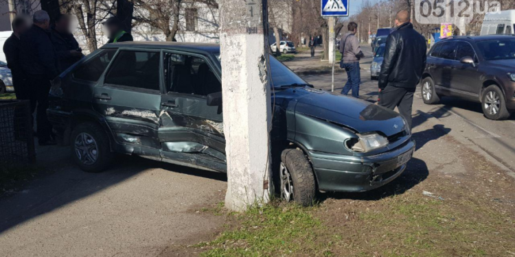 В центре Николаева в тройном ДТП пострадал водитель ВАЗа