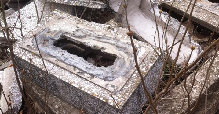 Уничтожен ряд памятников на Мешковском кладбище в Николаеве