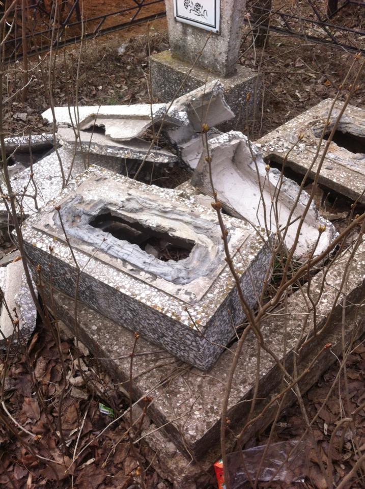 Уничтожен ряд памятников на Мешковском кладбище в Николаеве 1