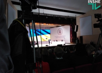 “Пока армия защищает нас я буду защищать армию”. В Николаеве Порошенко объявил, что сегодня уволил Гладковского