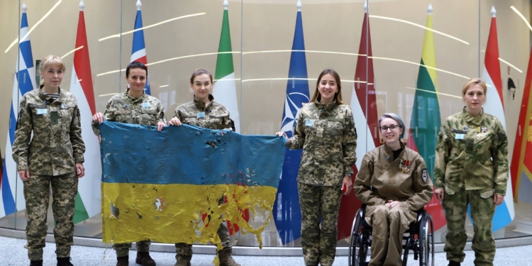 Выяснилось, сколько женщин служат в ВСУ по контракту