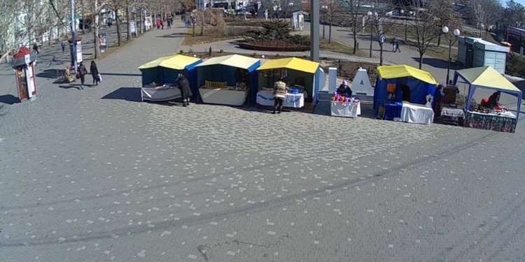 Прошла любовь? В Николаеве торговыми палатками загородили скандальную фотозону