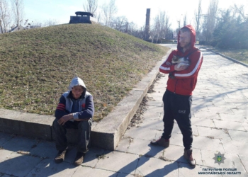 Что-то новенькое. В Николаеве двое мужчин попытались украсть часть рекламной конструкции