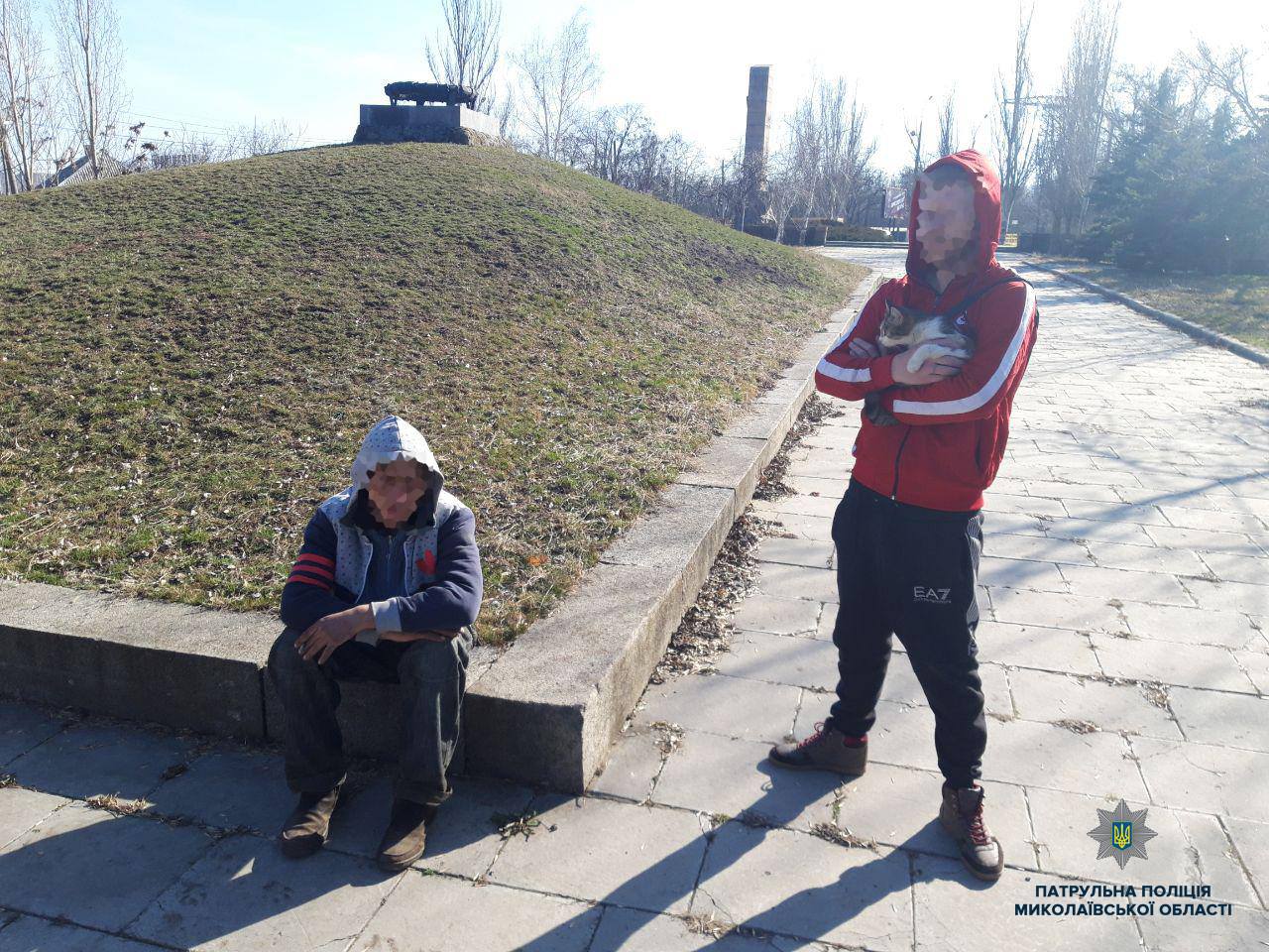 Что-то новенькое. В Николаеве двое мужчин попытались украсть часть рекламной конструкции