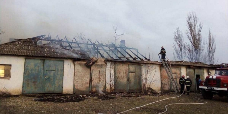 На Николаевщине спасатели нашли в горящем доме тело мужчины. Причины смерти выясняются