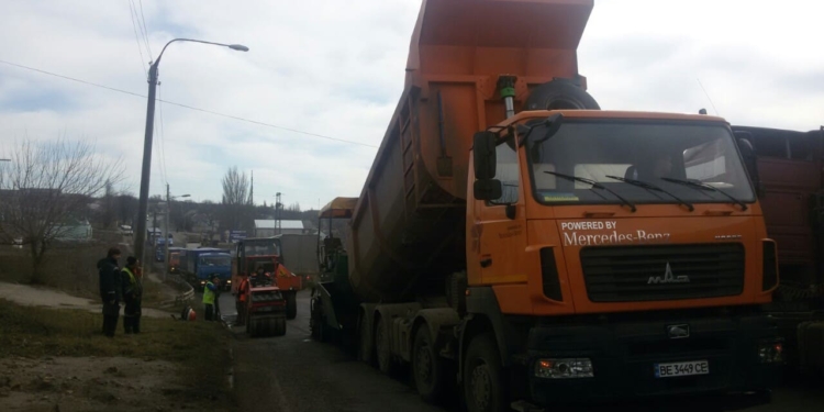 Не для президента. Николаевская Служба автодорог заявила, что латает ямы для всех