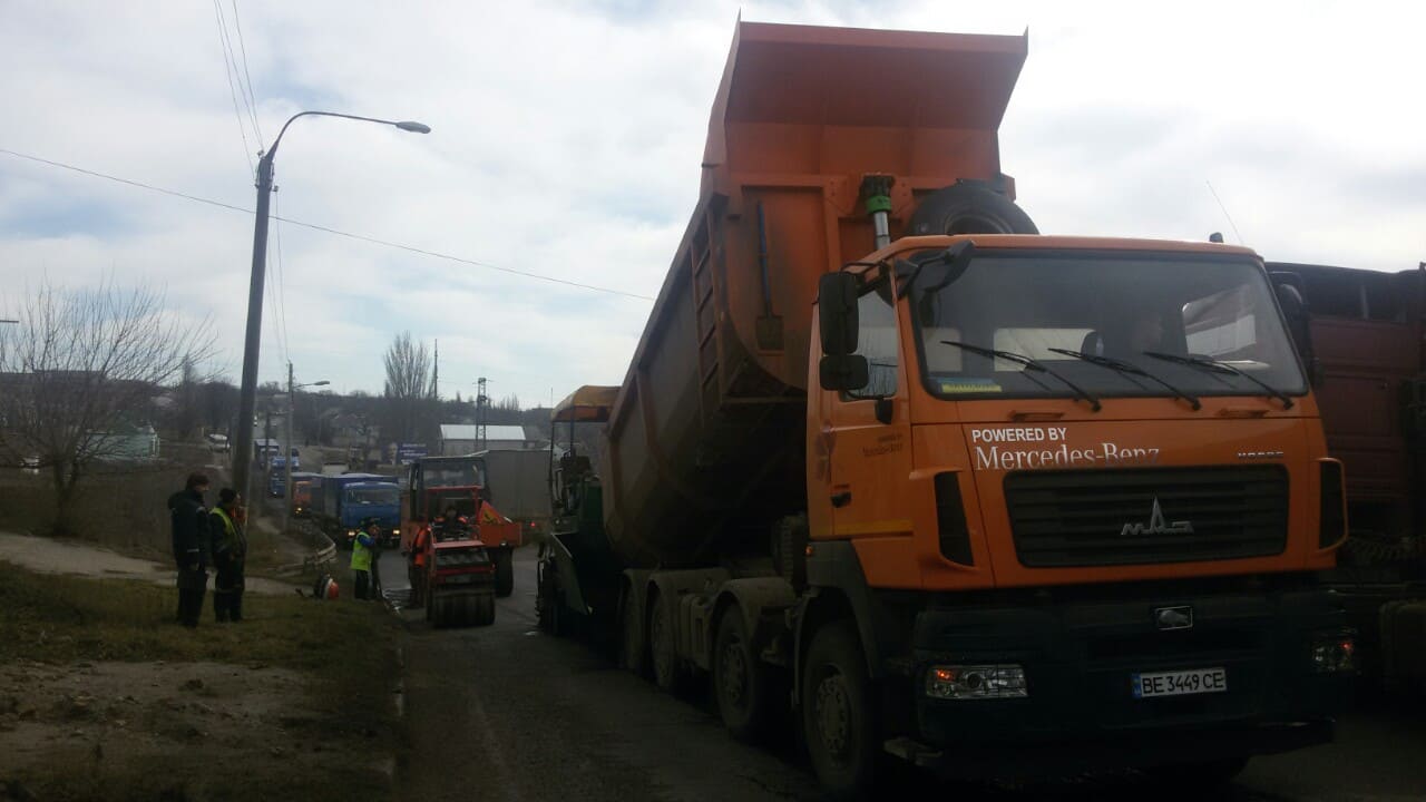 Не для президента. Николаевская Служба автодорог заявила, что латает ямы для всех
