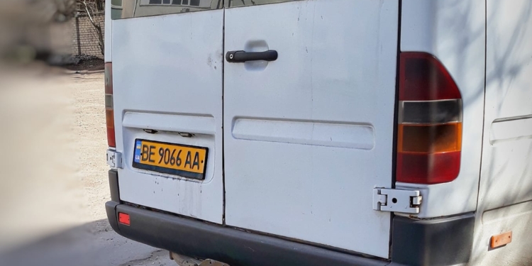 Николаевцы в шоке. Водитель маршрутки угощал конфетами каждую пассажирку