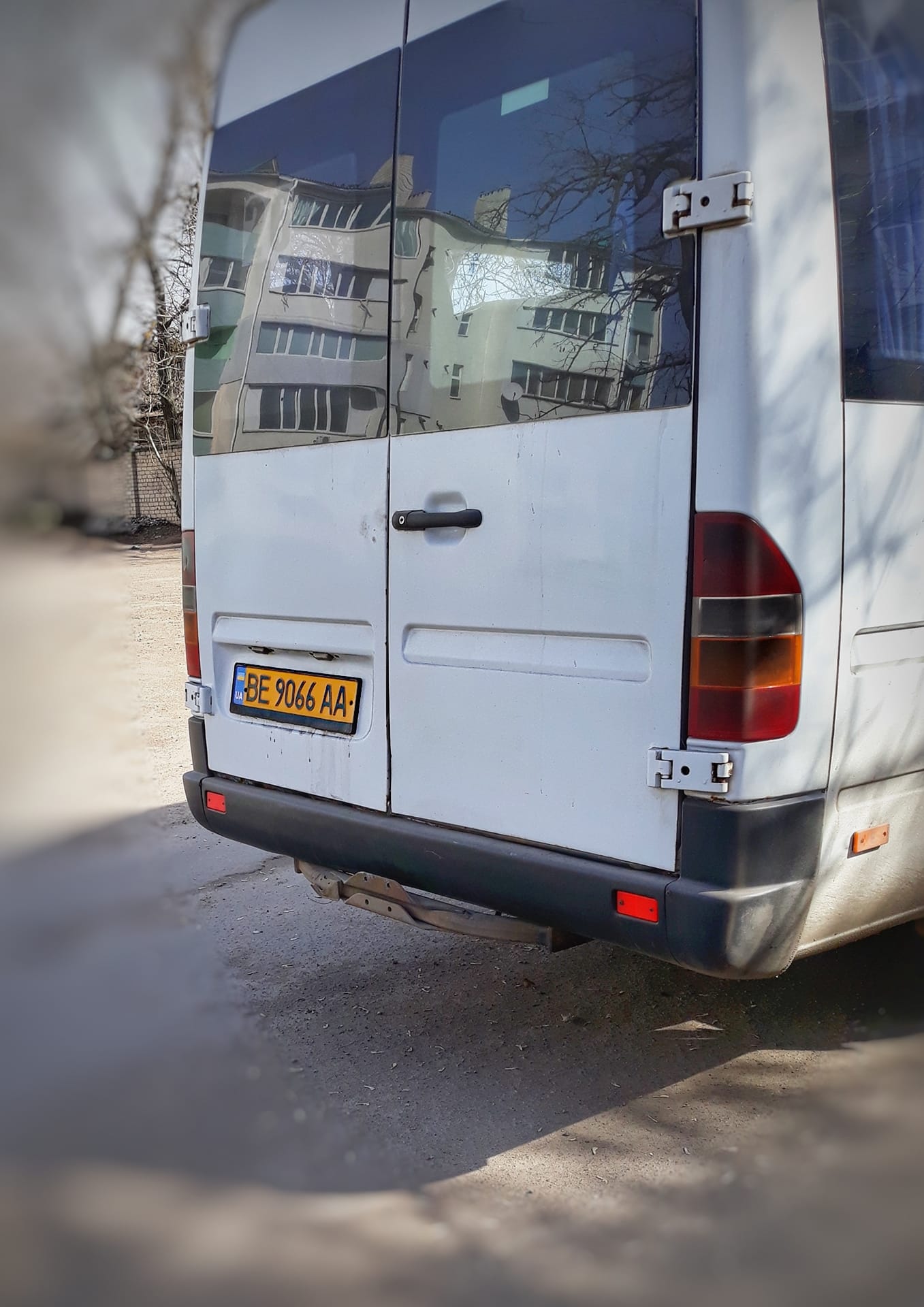 Николаевцы в шоке. Водитель маршрутки угощал конфетами каждую пассажирку