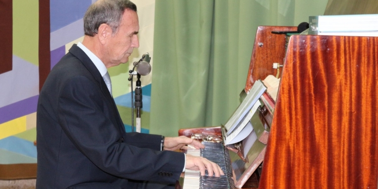 Судостроитель и писатель Валерий Бабич предстал перед николаевцами в роли музыканта