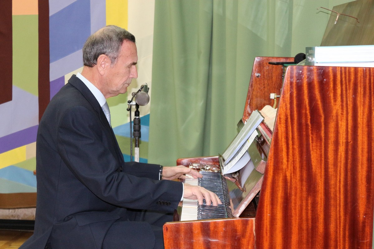 Судостроитель и писатель Валерий Бабич предстал перед николаевцами в роли музыканта