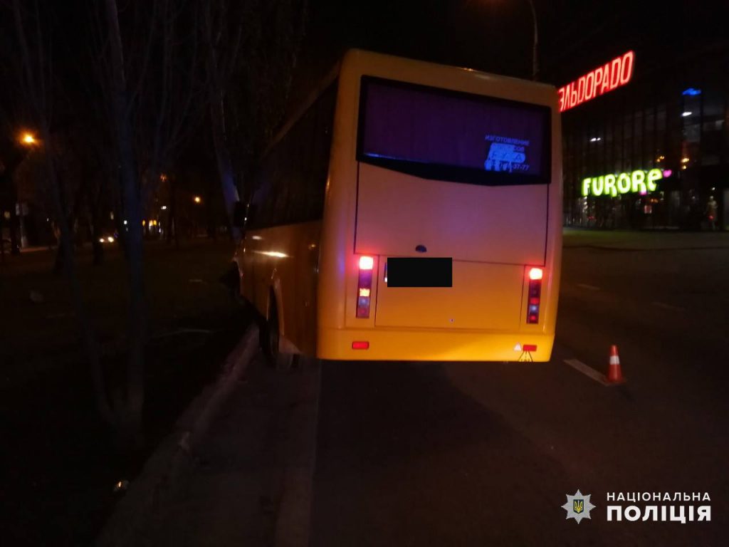 Во вчерашней аварии маршрутки в Николаеве пострадало четверо пассажиров. Правоохранители ищут свидетелей ДТП 1