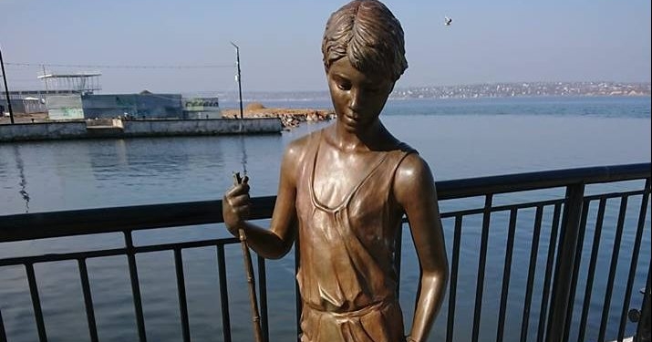 В Николаеве “Мальчику с бычками” неизвестные сломали удочку