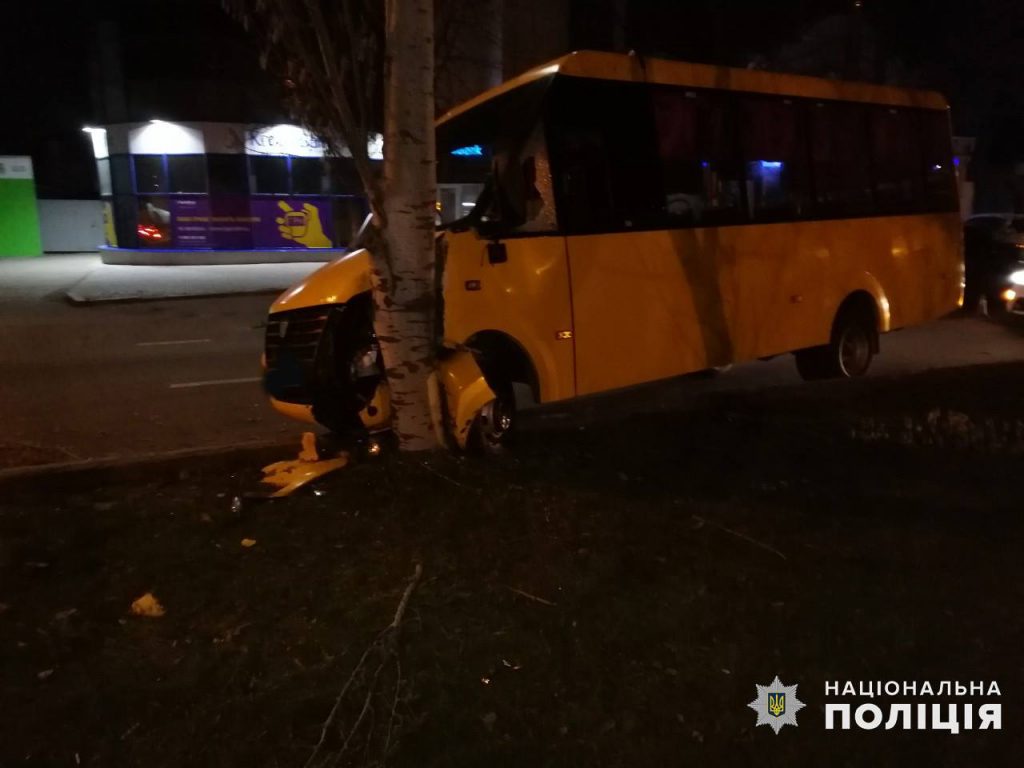 Во вчерашней аварии маршрутки в Николаеве пострадало четверо пассажиров. Правоохранители ищут свидетелей ДТП 3