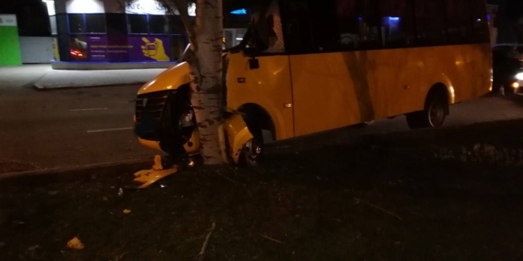 Во вчерашней аварии маршрутки в Николаеве пострадало четверо пассажиров. Правоохранители ищут свидетелей ДТП