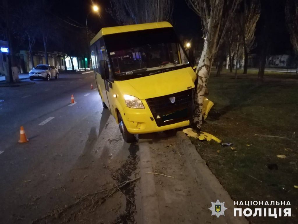Во вчерашней аварии маршрутки в Николаеве пострадало четверо пассажиров. Правоохранители ищут свидетелей ДТП 5