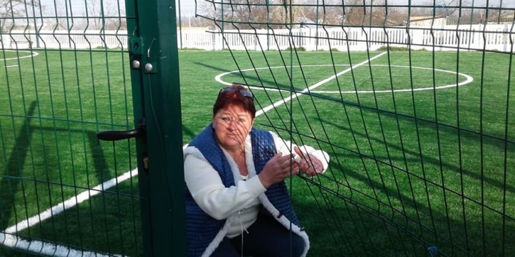 «Умники на мопеде» сломали в день открытия ограду нового мини-стадиона в Николаевской области