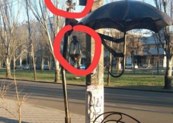 В Николаеве вандалы снова атаковали “скамейку с фонарем” у Дома художников