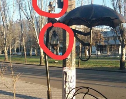 В Николаеве вандалы снова атаковали “скамейку с фонарем” у Дома художников