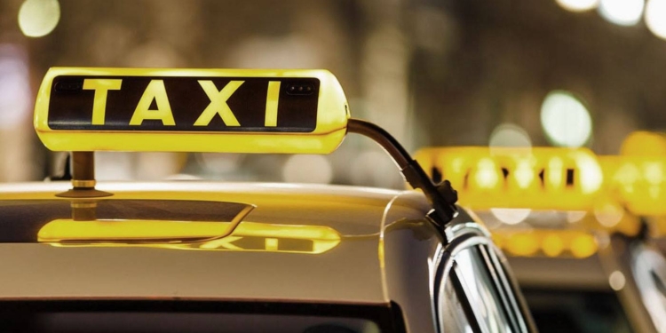 Суд оштрафовал на 17 тысяч гривен двух водителей, таксовавших без лицензии