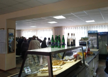 И закусить. В Николаеве избиратели на одном из участков голосуют “с буфетом”