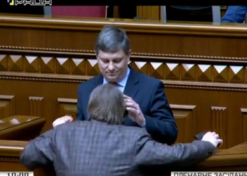 В ВР прокрутили запись “разговора Коломойского с Тимошенко”. Был скандал