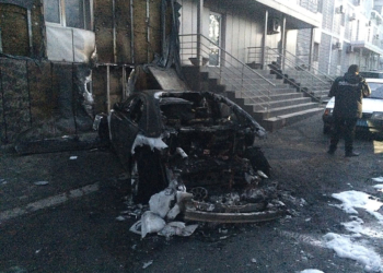 Поджог. Возле Центрального райсуда сожгли «Audi»